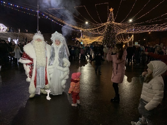 Около 10 тысяч серпуховичей и гостей города встретили Новый год под Соборной горой в Серпухове.