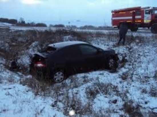 На сельской дороге в Калмыкии опрокинулся автомобиль