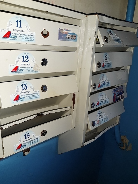 Вандалы в Надыме разломали почтовые ящики в подъезде
