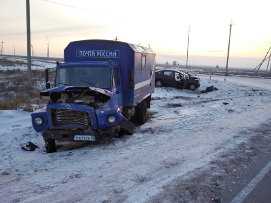 В Бурятии бывший грузовик «Почты России» врезался в легковушку
