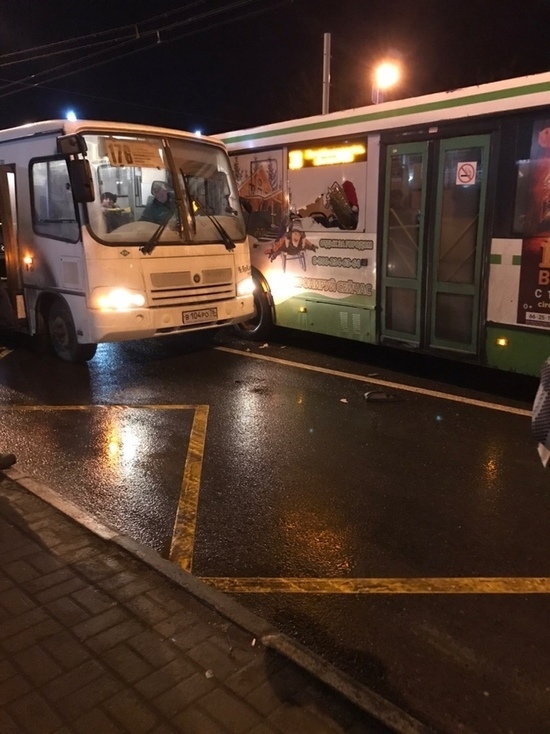 В Ярославле водитель автобуса заставил пассажиров есть стекло