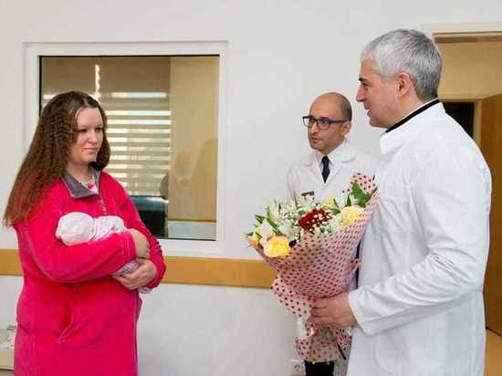 Мэр Ноябрьска поздравил родившуюся 1 января девочку