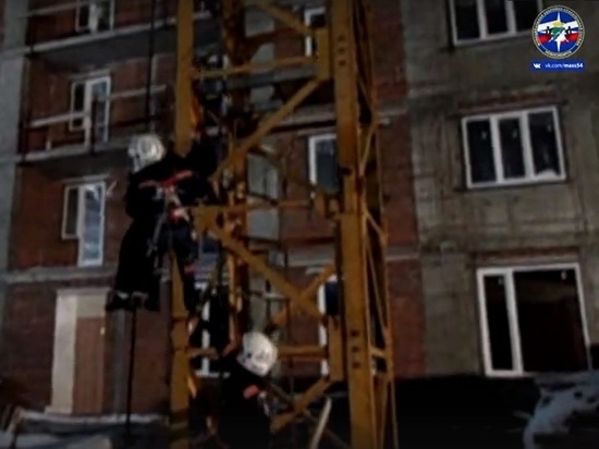 В Новосибирске спасатели МАСС спустили крановщицу с 90-метровой высоты