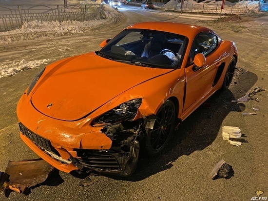 В центре Новосибирска попал в аварию спорткар Porsche Cayman