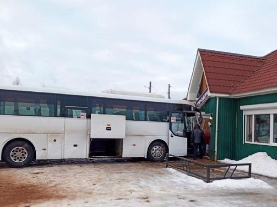 Один из «Ларца»: автобус с пассажирами въехал в магазин в Монастырской Пашне