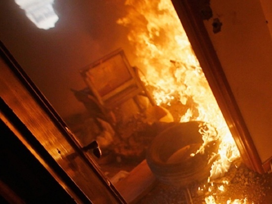 Ночью дюжина пожарных тушила барахло в квартире на архангельской привокзалке