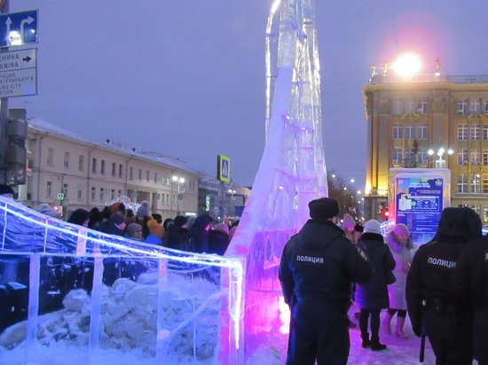 Многие гости Ледового городка в Екатеринбурге недовольны ограничениями на входе