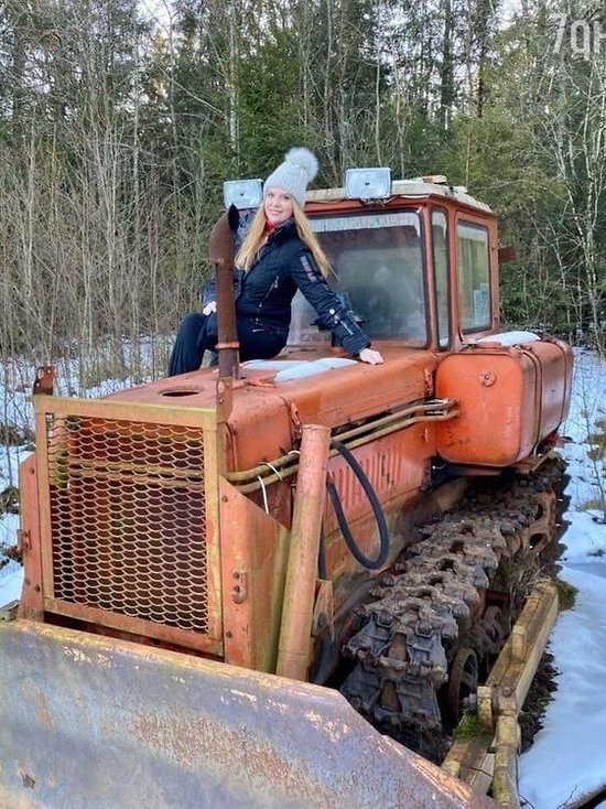 Певица Варвара засомневалась в пьяных мужчинах в Тверской области и поехала на тракторе