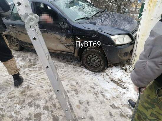 После столкновения с УАЗом  легковушка «вылетела» на тротуар в Твери