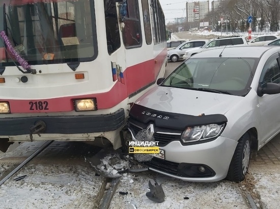 В Новосибирске водитель Рено не заметил трамвай и врезался в него