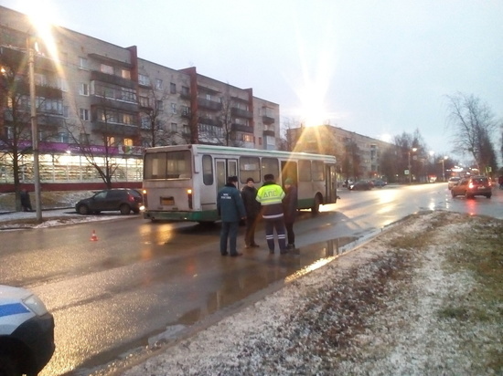 Автобус и легковушка столкнулись сегодня в Пскове