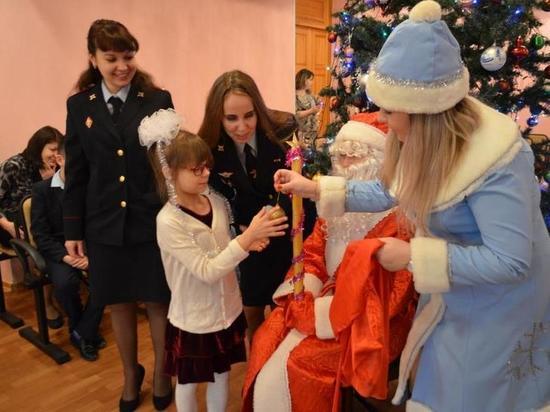 Полицейский Дед Мороз подарил юным ивановцам новогоднюю сказку