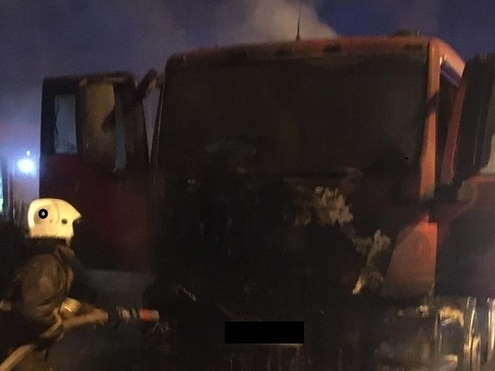 Ночью в Нижнем Тагиле сгорел грузовик Freightliner