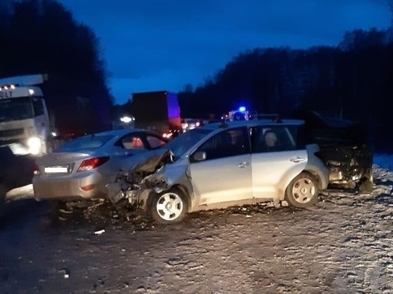На трассе Пермь-Екатеринбург в столкновении трех машин пострадали пять человек