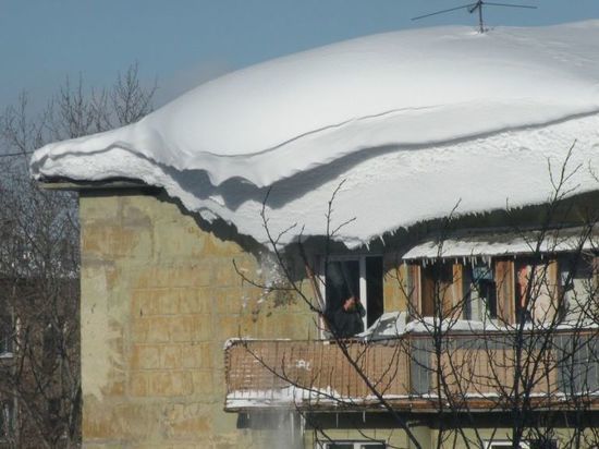 В Уфе крыши от снега и льда очищают 162 кровельщика