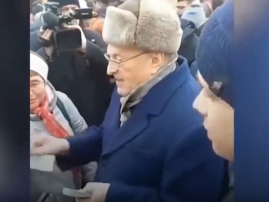 Представитель Жириновского рассказал, как участники встречи оценили раздачу денег «холопам»