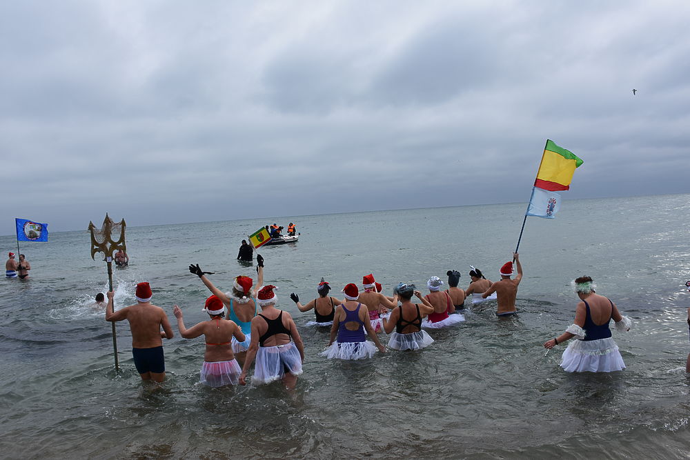Люди без комплексов: массовым заплывом в Крыму открыли купальный сезон 