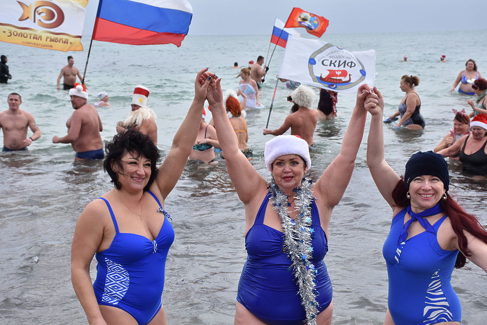 Люди без комплексов: массовым заплывом в Крыму открыли купальный сезон 
