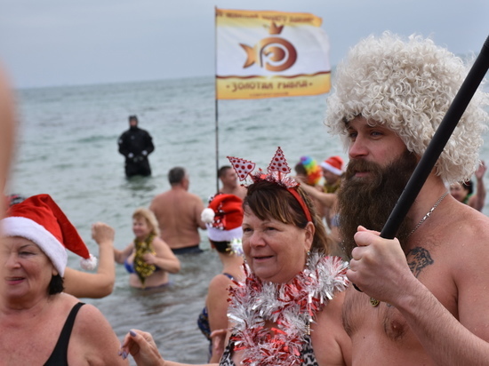 В Крыму открыт купальный сезон: "моржи" отличились в Евпатории