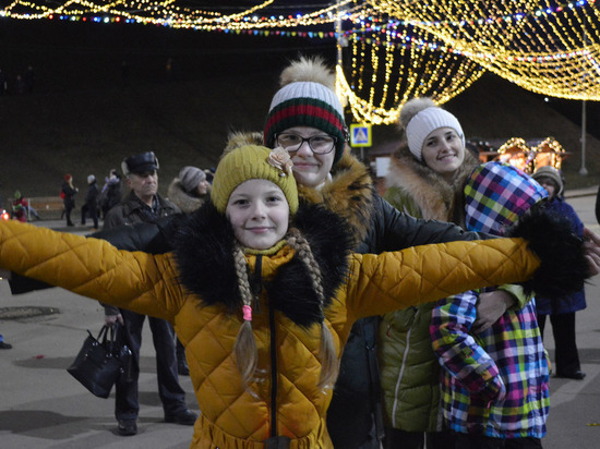 Тысячи жителей Серпухова приняли участие в масштабных гуляниях под Соборной горой, посвященных Рождеству.