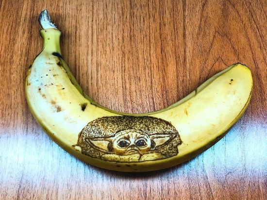 Житель Ноябрьска создает необычные рисунки на бананах
