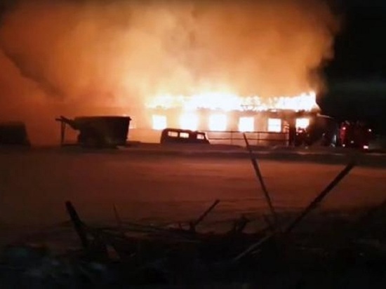 Семь пожарных расчётов седьмого января тушили мебельный цех в Талагах