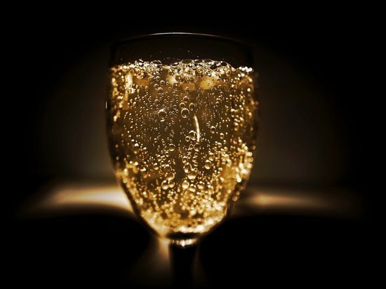 Магаданская область попала в топ-10 любителей шампанского