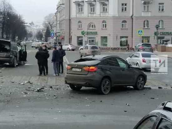 В Казани при столкновении иномарок у Дома Правительства РТ пострадал ребенок