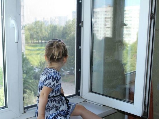 Из окна белгородской многоэтажки выпал четырёхлетний ребёнок