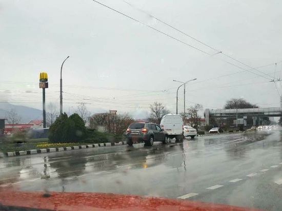 В Новороссийске иномарка столкнулась со спецавтомобилем ритуальных услуг