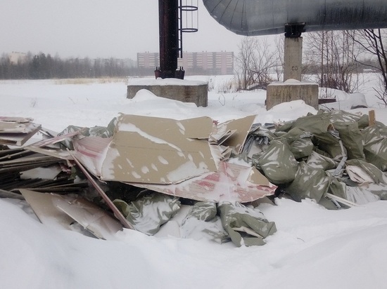 Очевидцы обнаружили свалку строительного мусора на улице Карпогорской в Архангельске
