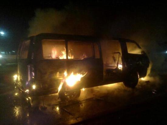 Микроавтобус сгорел в Иркутске