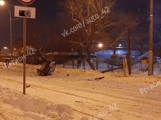 Автомобиль кубарем пролетел по дороге после ДТП в Кемерове