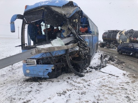  На Дону в столкновении МАЗа и автобуса пострадал один из водителей