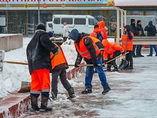 Симферополь от снега очищают почти 200 дворников