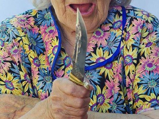 Черногорская пенсионерка пырнула мужа ножом