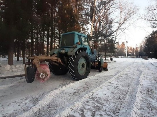 Более 400 рабочих устраняют последствия снегопада в Серпухове.