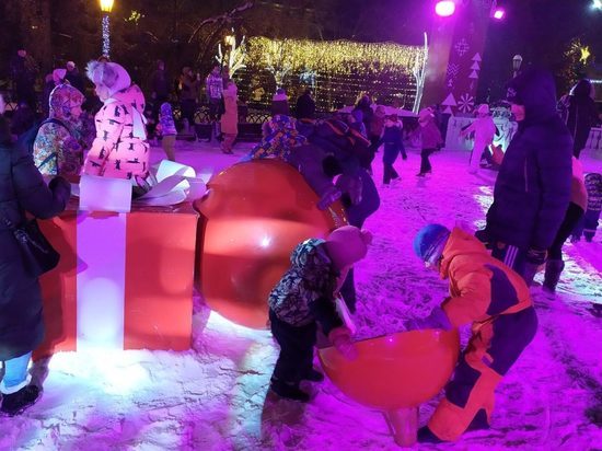 Новосибирцы используют декоративные шары на площади Ленина как санки