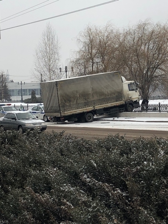 В Курске грузовик "вылетел" на тротуар
