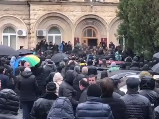 Участники митинга в Абхазии останутся на ночь у президентской администрации