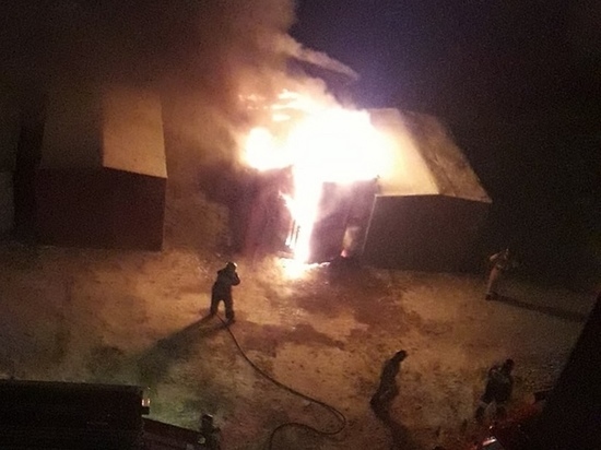 Гараж сгорел ночью в Чите на КСК, пострадавших нет