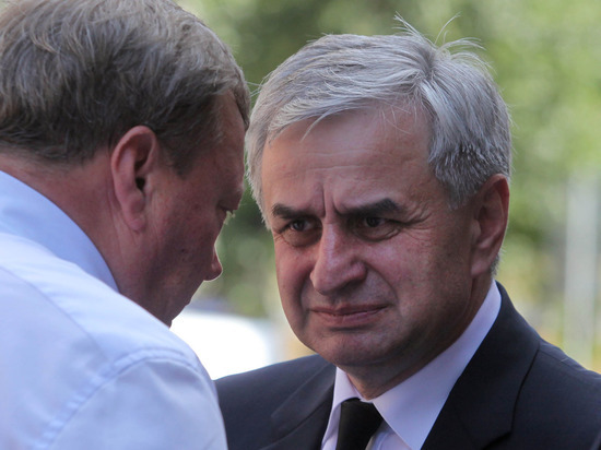 Президент Абхазии вновь отказался уходить в отставку