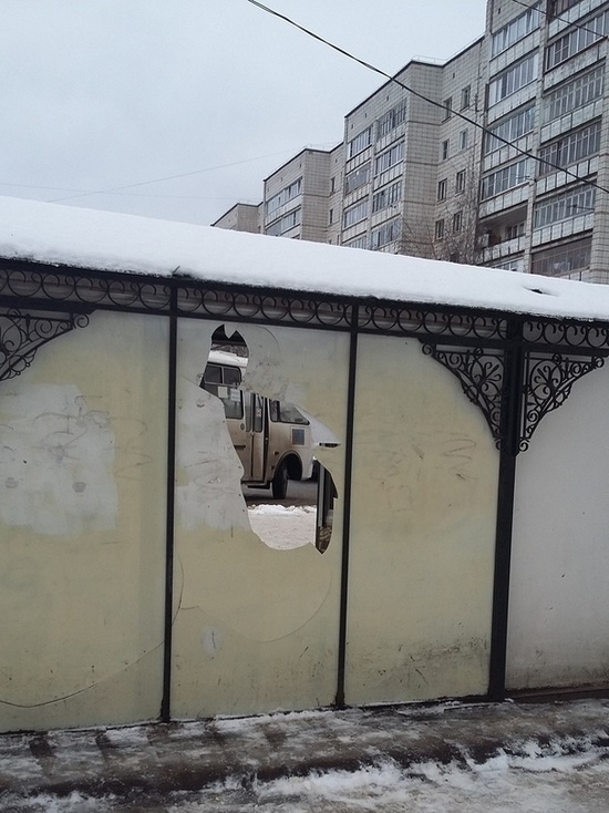 В Костроме вандалы повредили автобусную остановку возле детской поликлиники №5