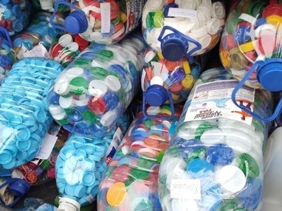 Третий этап сбора перерабатываемых пластиковых крышек от бутылок завершился в серпуховском молодёжном центре «Патриот»