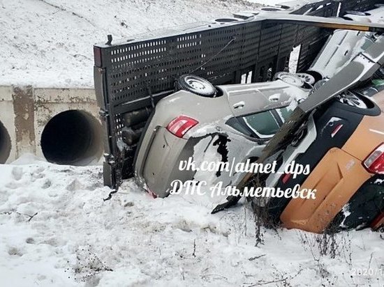 Груженый автовоз опрокинулся в кювет в Альметьевском районе