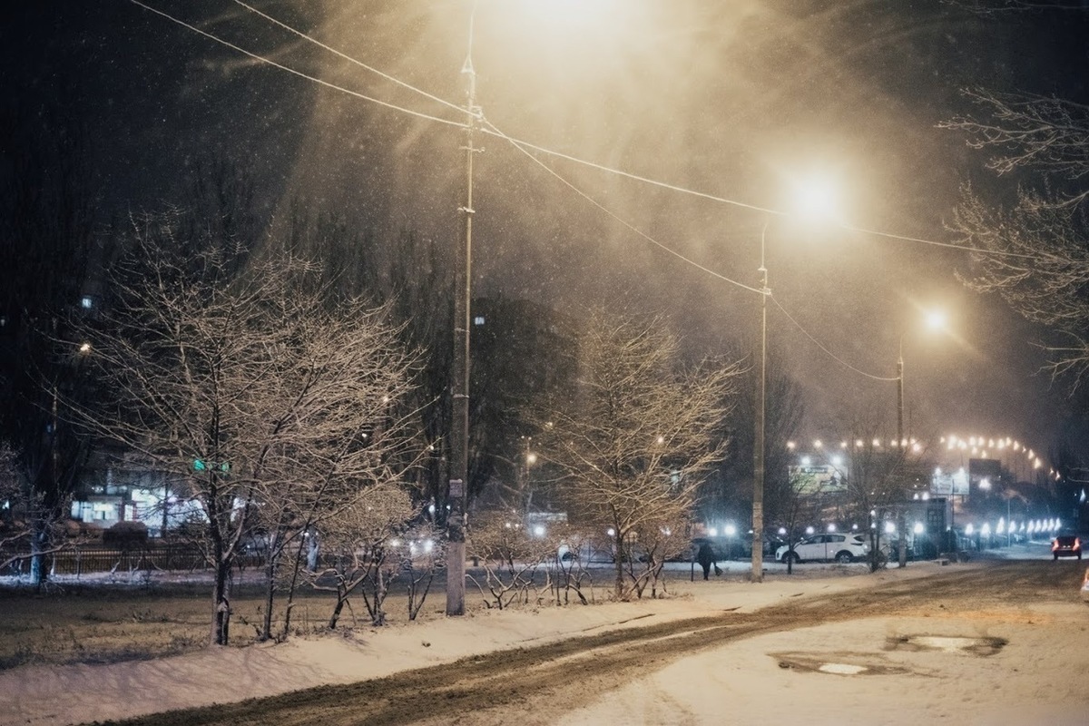 Снежный волгоград. Снег в Волгограде. Заснеженный Волгоград. Снег в Волгограде 2020. Волгоград зимой улицы.