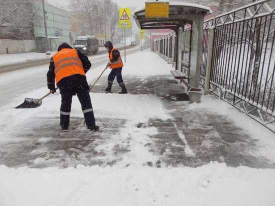 Коммунальные службы Серпухова вышли на борьбу с последствиями снегопада, который обрушился на южный регион сегодня ночью.