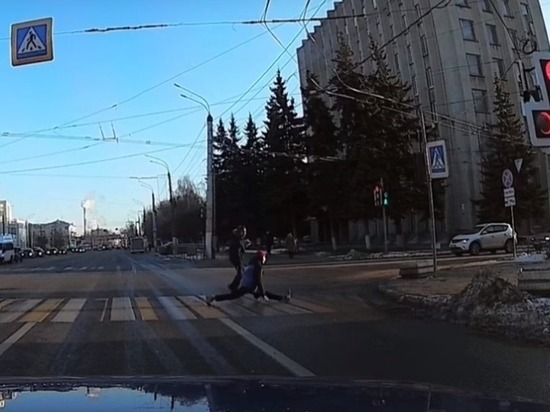 В Твери позитивный парень сел на шпагат на пешеходном переходе