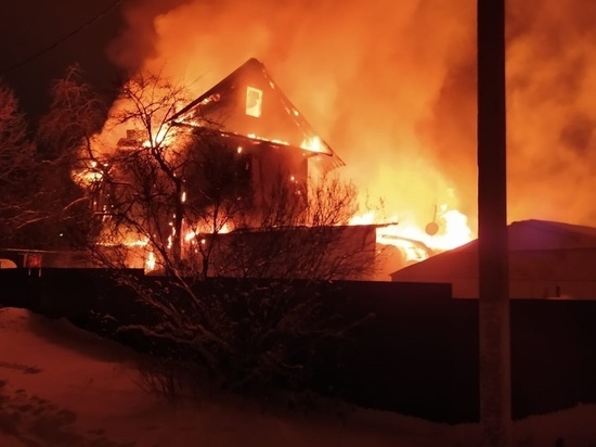 В Ревякино сгорел дом на двух хозяев, есть пострадавшие