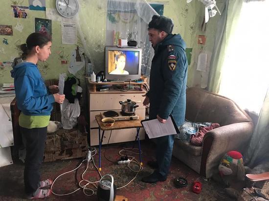 Сотрудники МЧС проверяют печи и электроприборы в домах ставропольцев